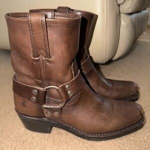 Frye Harness 8R